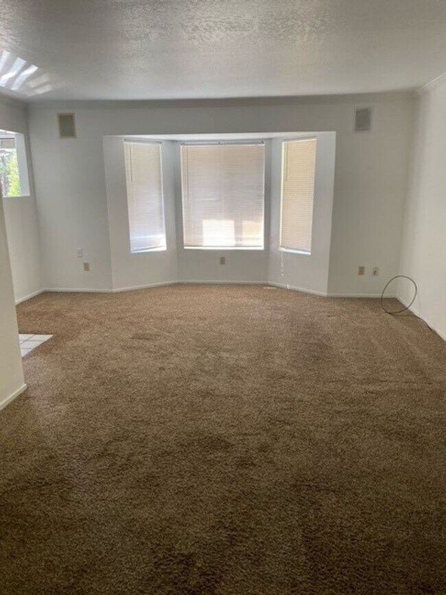 Photo - Lovely spacious home and pet friendly w/3B...