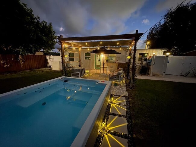 Building Photo - 127 SW 10th Ave