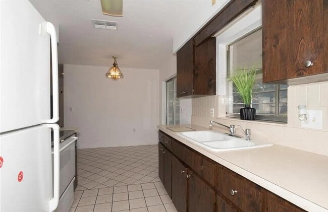 Photo - 209 S Lee St