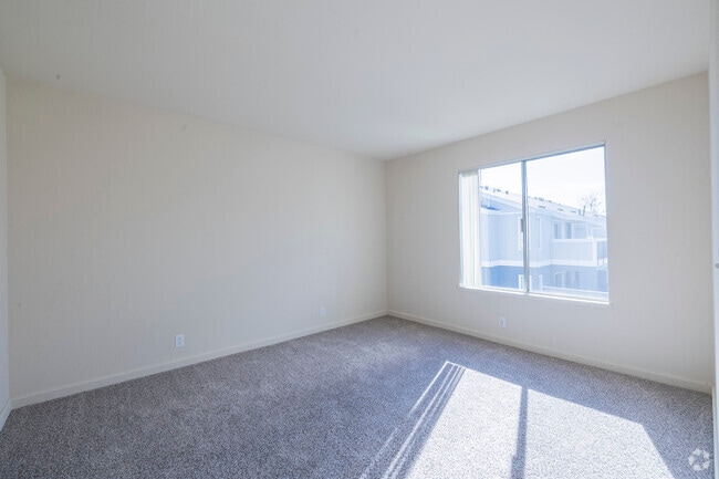 2BR, 2BA - 890SF - Bedroom