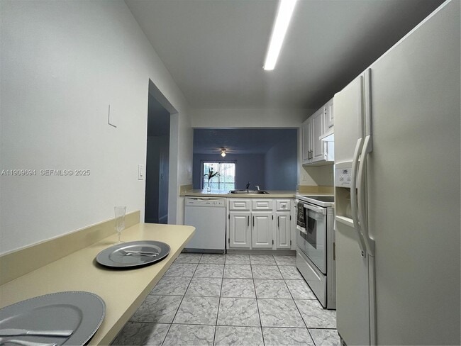 Photo - 842 NE 209th St Unidad 103