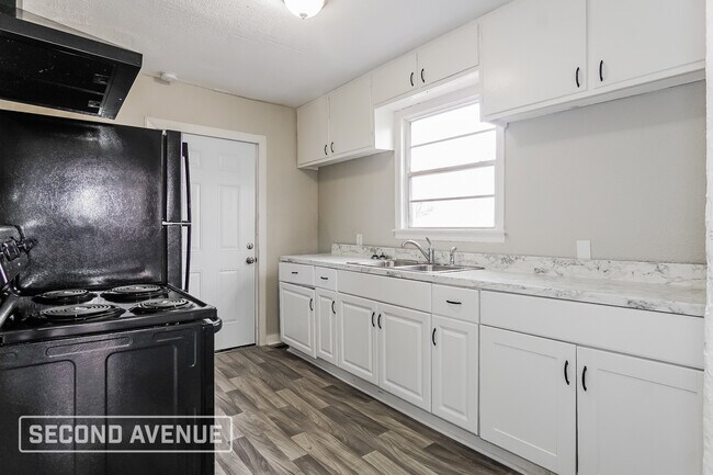 Photo - 1800 Woodland Ave SW