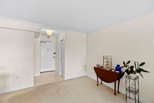 Photo - 9 Hawthorne Pl Unidad 14N