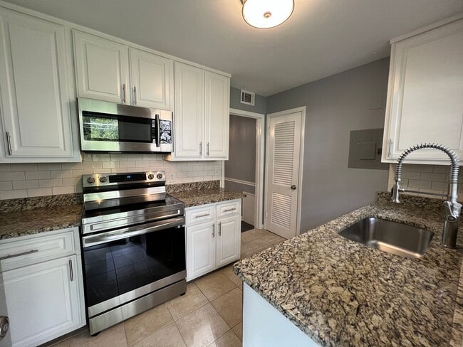 Building Photo - Pharr Court Condos Unit E2