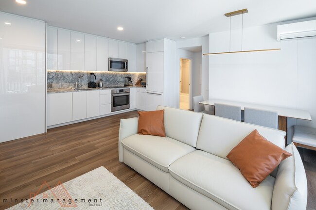 Photo - 987 Queen St