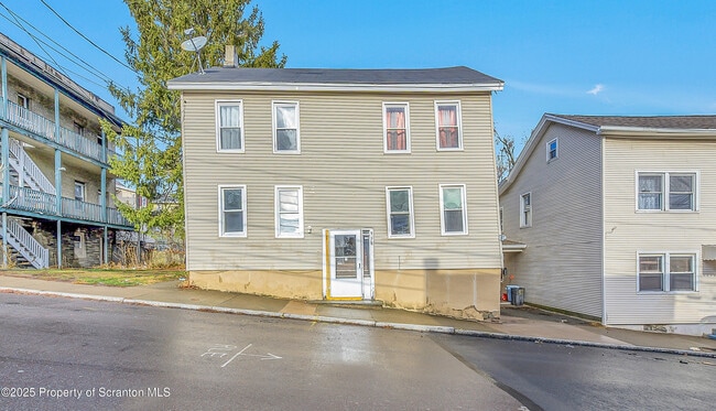 Building Photo - 916 W Linden St