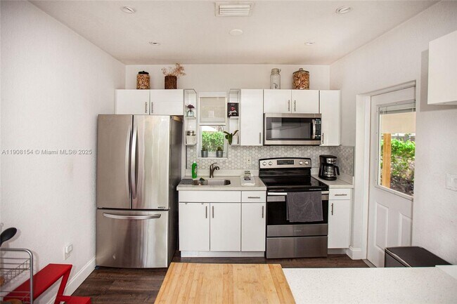 Building Photo - 1050 NW 46th St