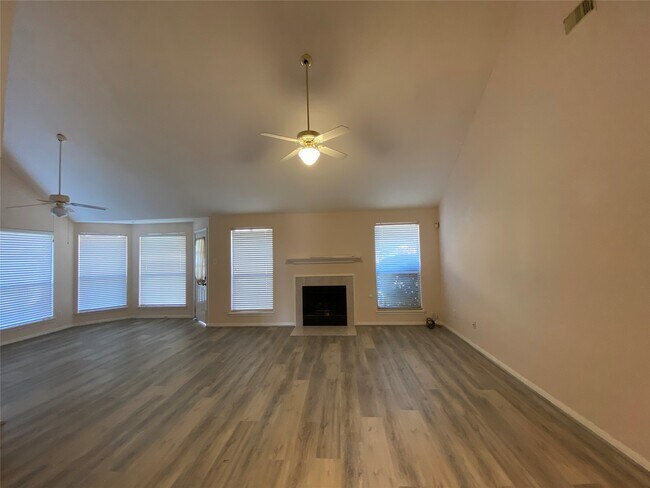 Photo - 215 W New Meadows Dr