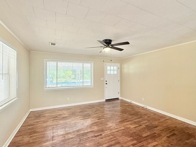 Photo - 8920 Lewis St