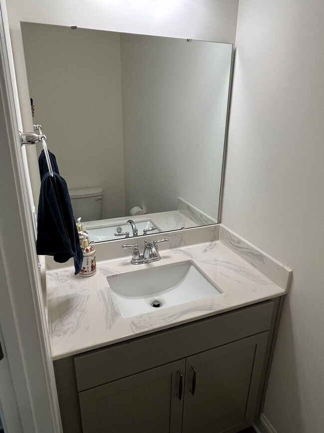 Photo - Newer 3 Bed + Loft Townhome in Davis Lake ...