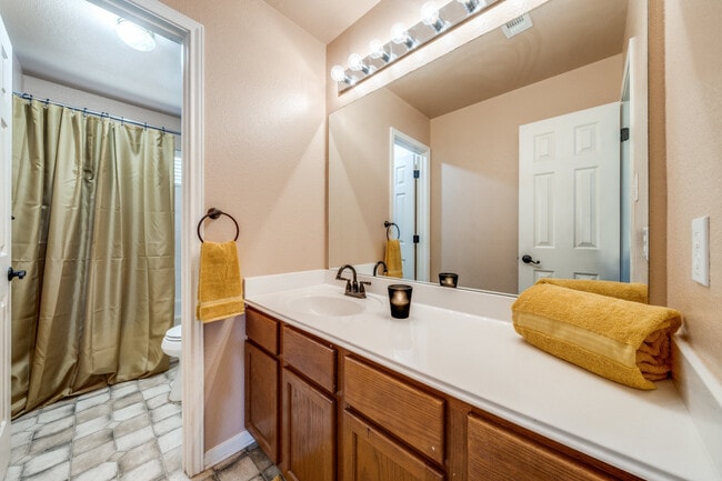 Photo - 815 Midway Cres