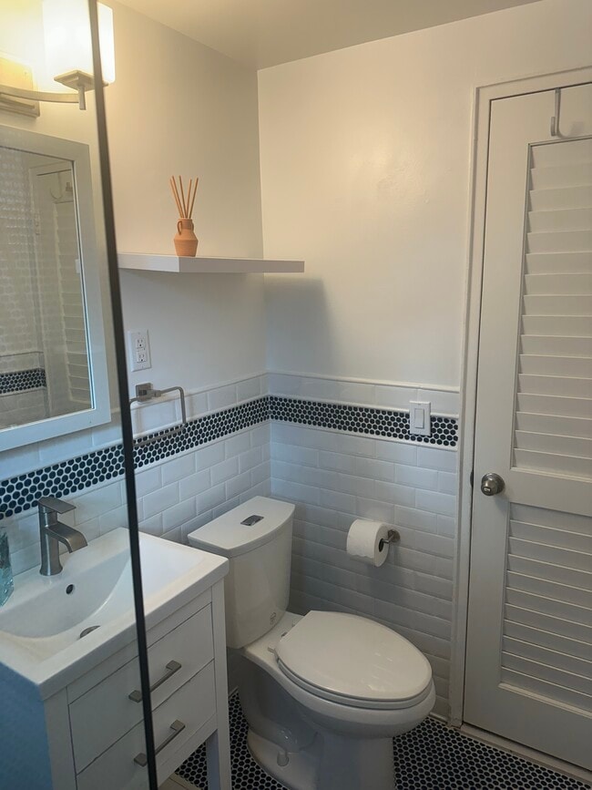 Building Photo - 210 Mendoza Ave Unit 1