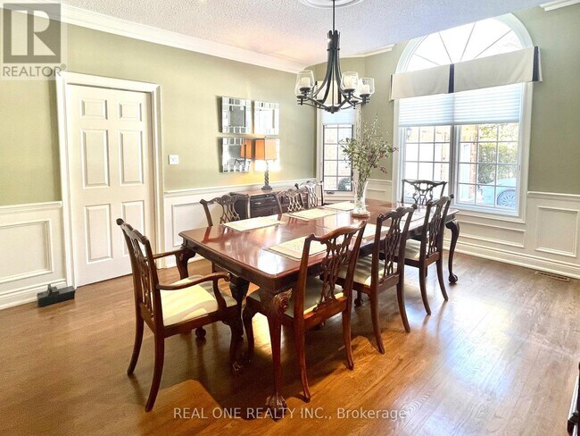 Photo - 207 Kennedy St W