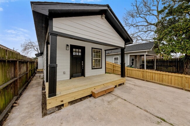 Photo - 219 E James St