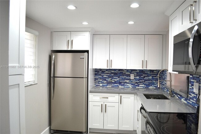 Building Photo - 8045 SW 107th Ave Unit 303