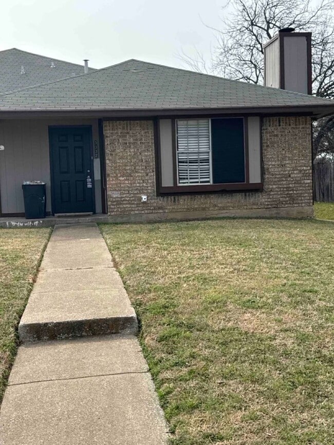 Building Photo - Duplex