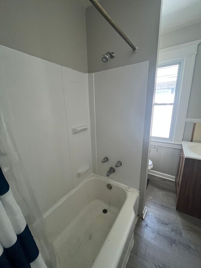 537-537.5-5375 Lyell Ave Unit 537 Lyell Ave-Apt 3