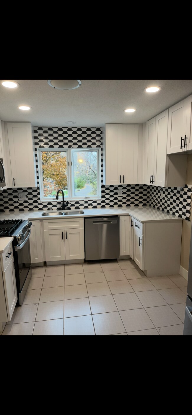 Photo - 573 Maple Sq