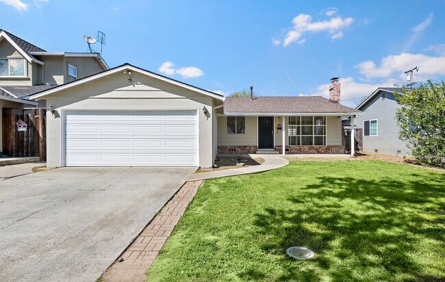 Building Photo - Nice 4BR/2.5BA Home in GREAT Location!