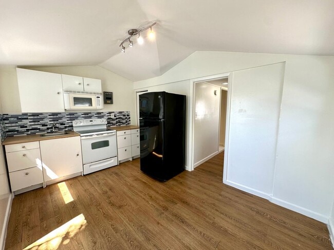 Building Photo - 6101 Webster Ave Unit 2