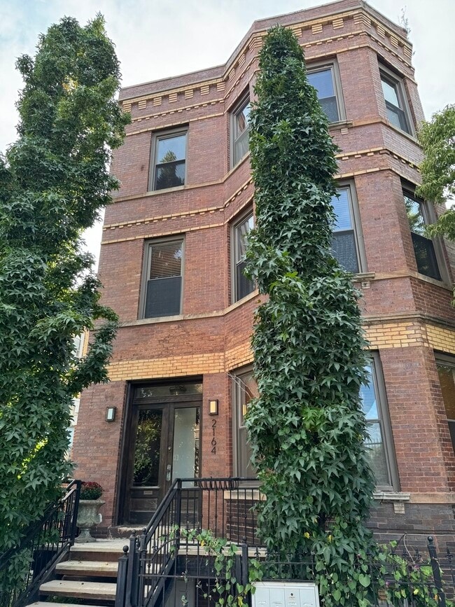Building Photo - 2164 N Oakley Ave Unit 3 Rental