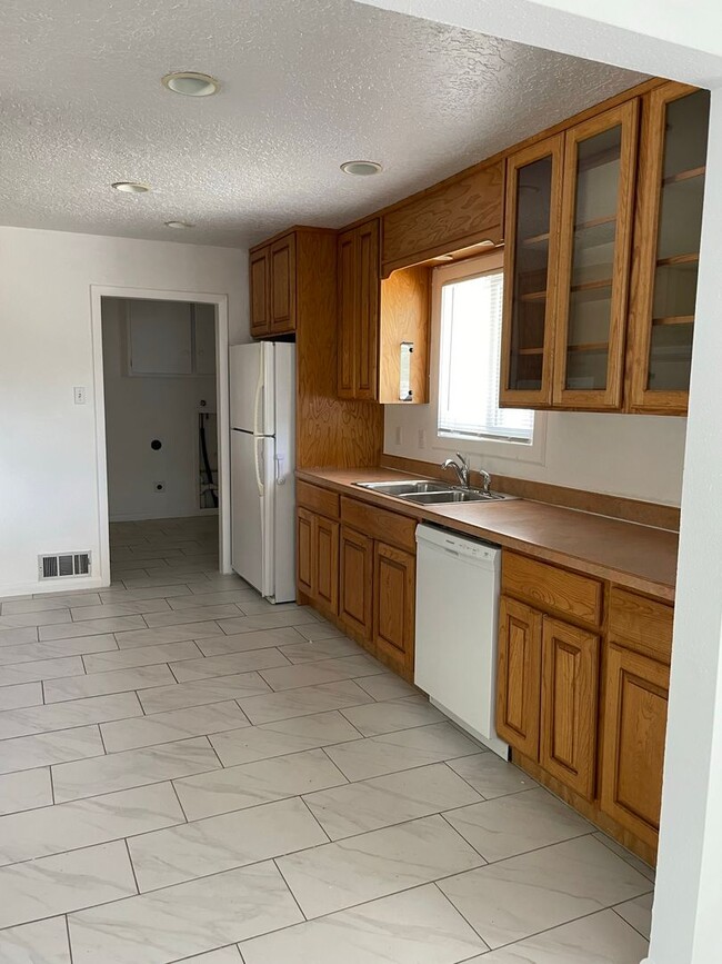 Photo - Open floorplan/Huge yard/Lots of Storage/Fireplace