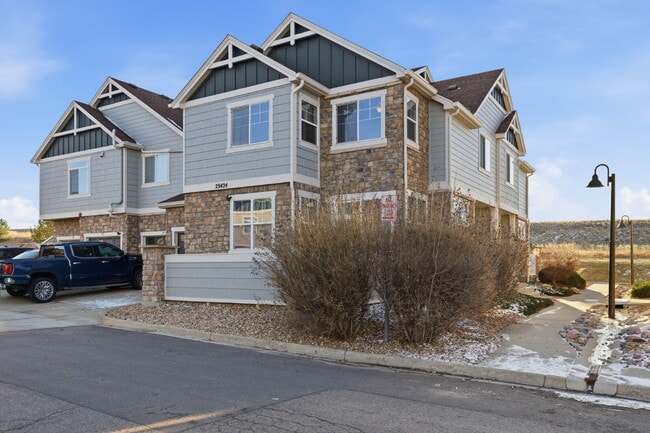 Photo - "Spacious 3-Bedroom Haven with 2.5 Baths in Aurora – 1,860 Sq Ft of Comfort and Style!" Unidad A