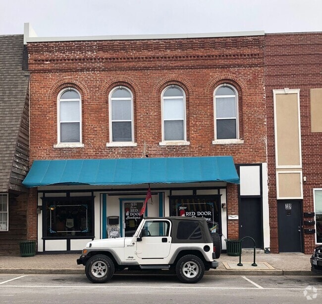 Building Photo - 3bedroom/1 bath apartment -upstairs above ...