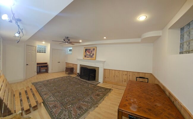 Great Room w/ Fireplace - 1817 Parkside Dr NW Unidad English Bsmt