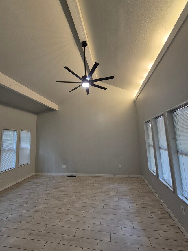 Photo - 985 N Lewis Ave