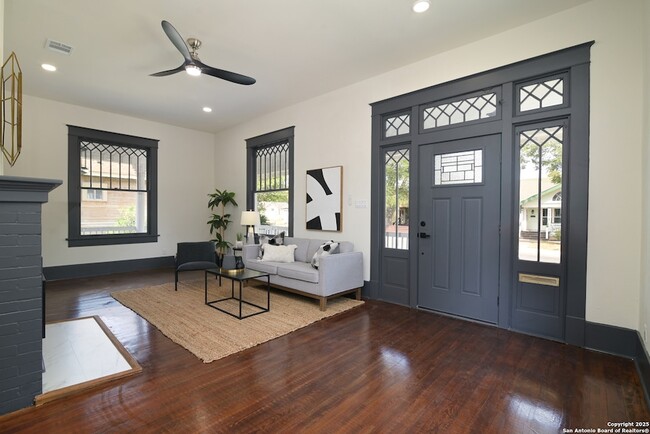 Building Photo - 207 Loretta Pl