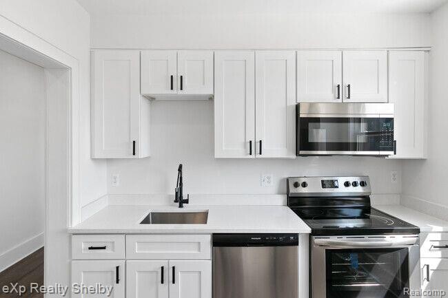 Photo - 259 W Nine Mile Rd Unit 303