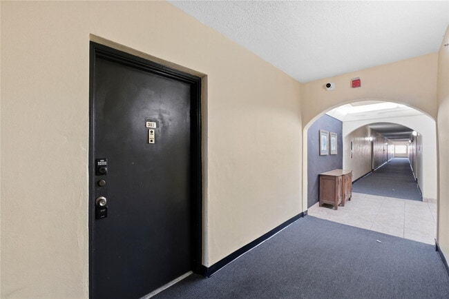 Photo - 4044 NW 19th St Unit 303