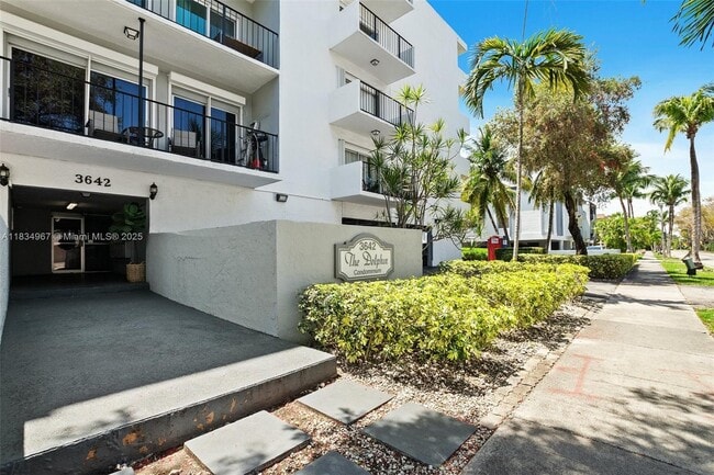 Building Photo - $2,300 3642 NE 171st st #506 Unit 506 Rental