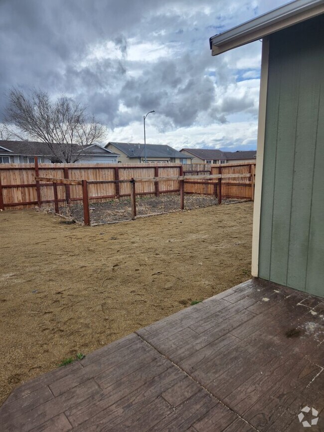 Building Photo - Large corner lot, seperate garden and dog ... Rental