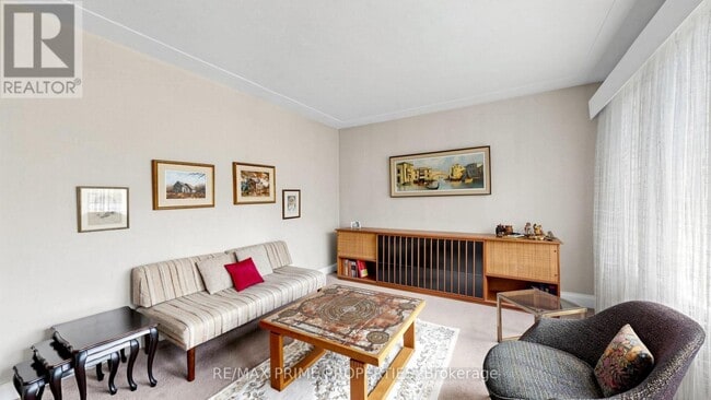 Photo - 33 Irvington Crescent