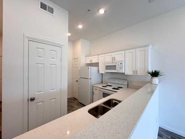 Building Photo - 3477 Reeves St Unit 3H Rental