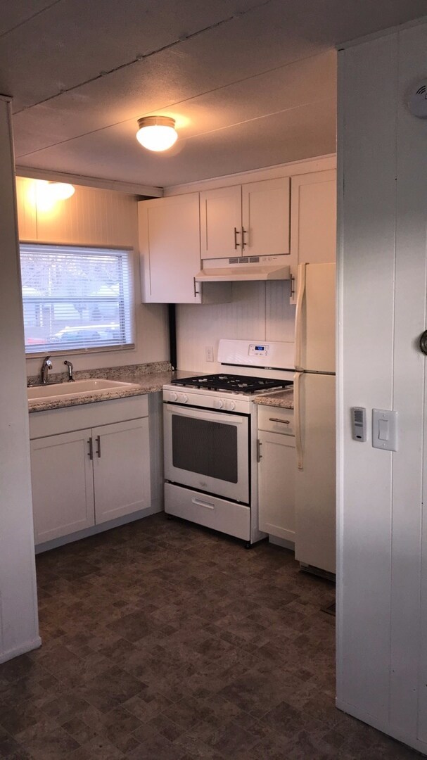 Nicely remodeled two bedroom one bath mobi... House House Rental in