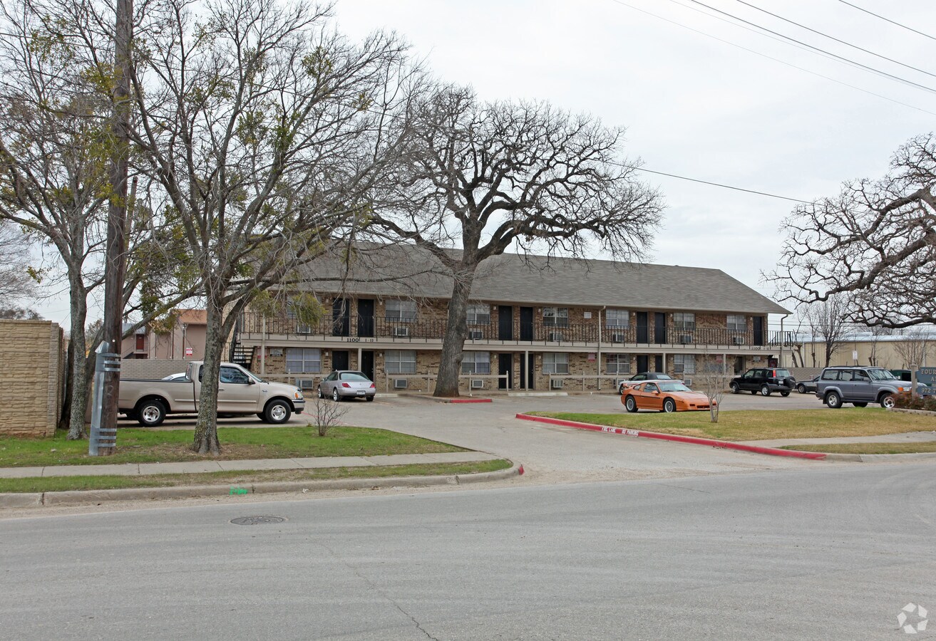 Photo - Four Oaks Apts