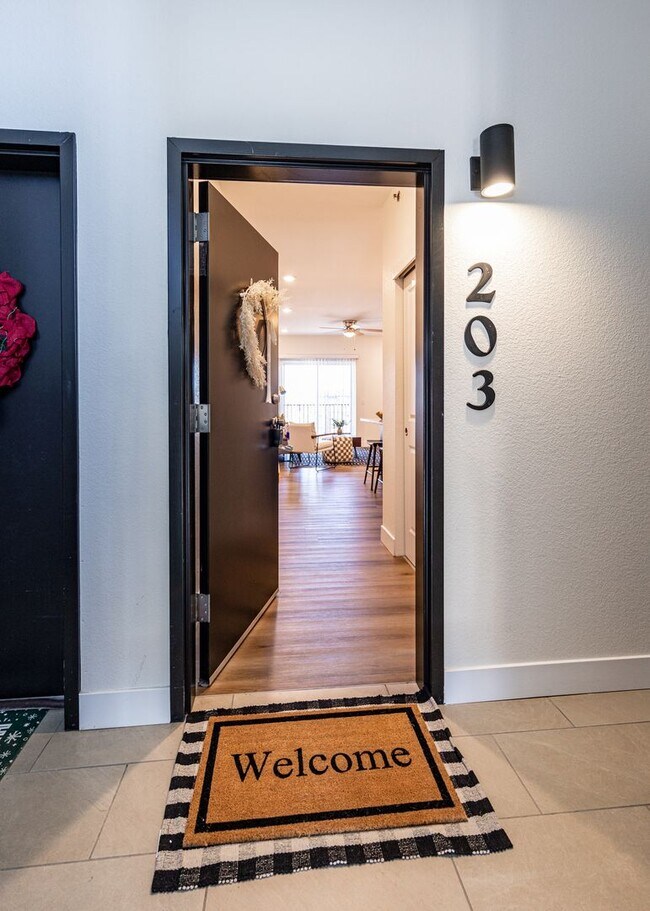 2 Bedroom, 2 Bath Top Floor Apartment near... House Rental in