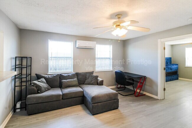 Photo - 610 Avenue H Unit 5