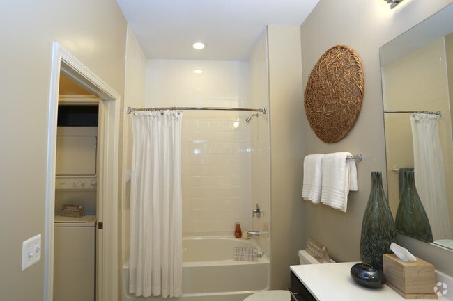 1 Bedroom 737 SF-Bathroom