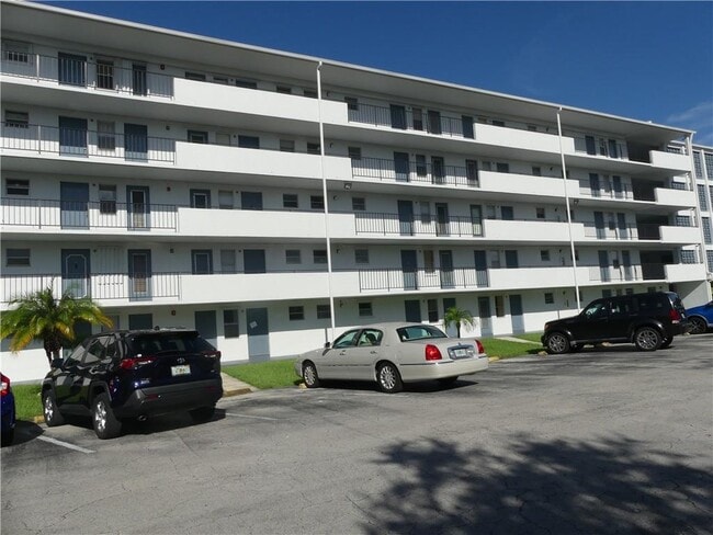 Building Photo - 950 Hillcrest Dr Unit 302