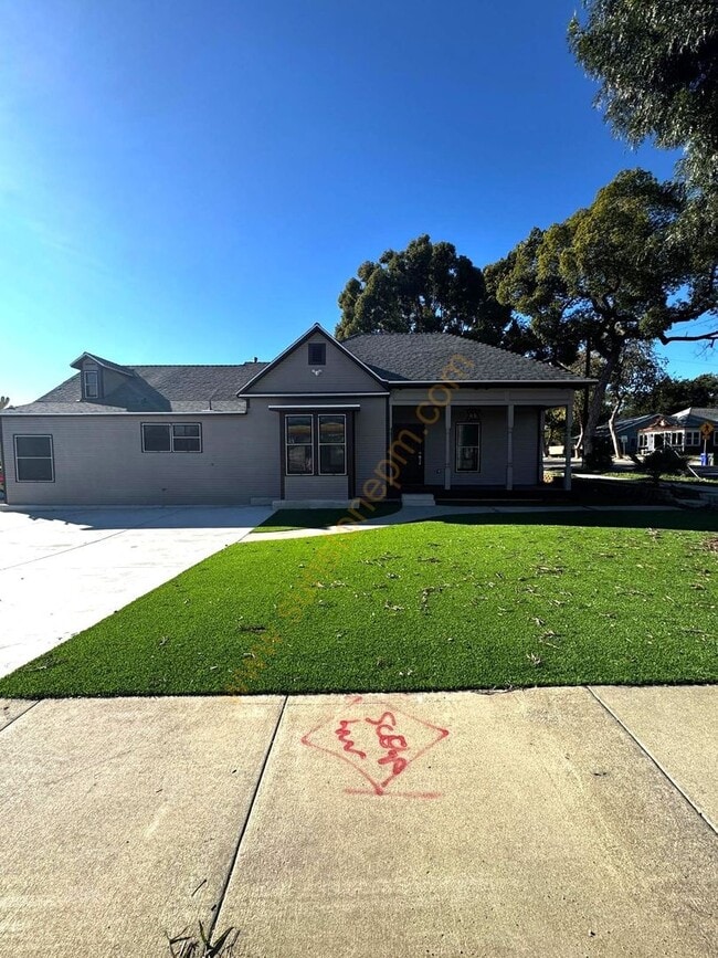 Building Photo - 696 E 9th St Unit Front House