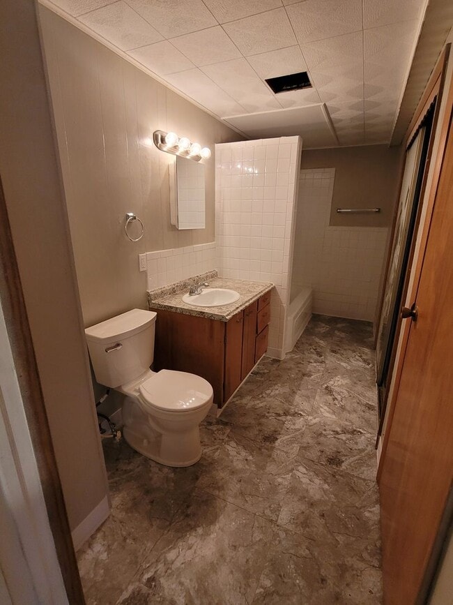 217-217.5-2175 W Linn St