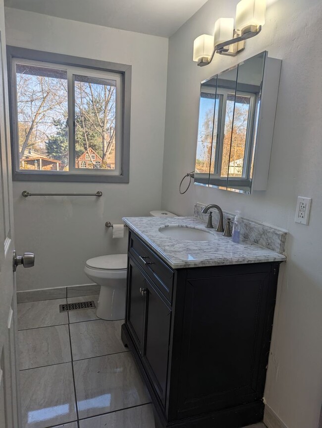 Building Photo - Spacious pet-friendly Clarkston house on d...