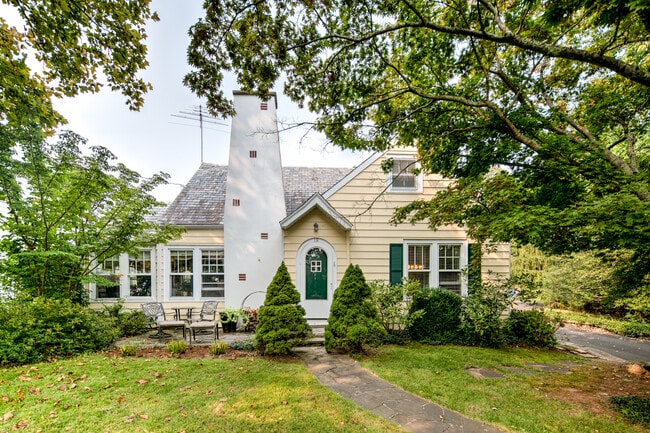 Building Photo - 10 Valley View Ave