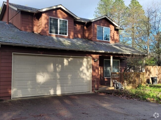 Building Photo - Beautiful 3 bedroom 2.5 bath home with lar...