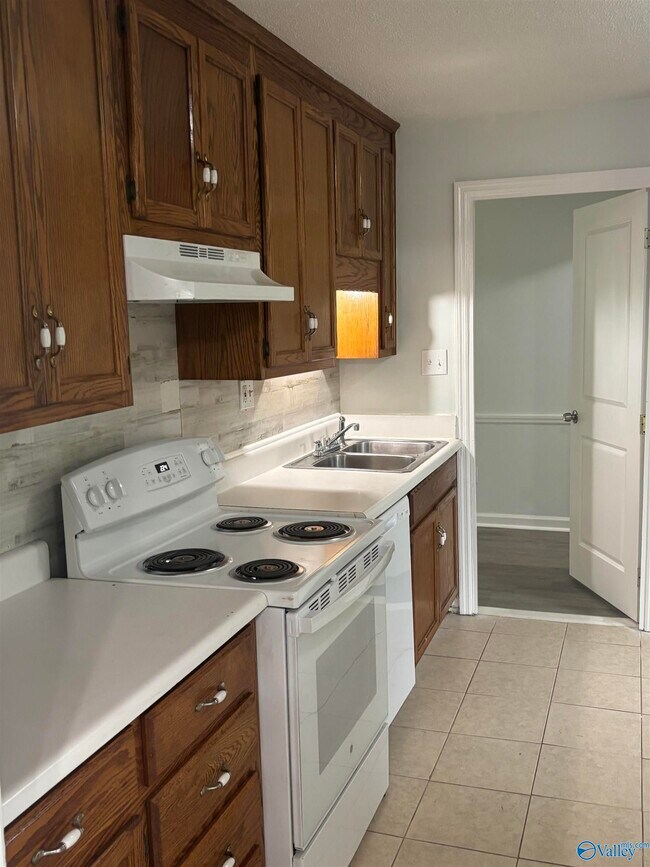 Photo - 914 Fairway Dr NW