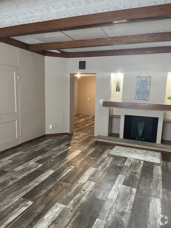Building Photo - 402 S Memorial Dr Unit 3 Built in Bookcases Rental